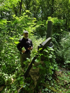 Robert at Rosalie's headstone