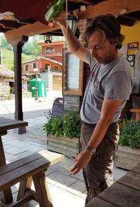 Javier demonstrates how to pour cidra, in Sotres